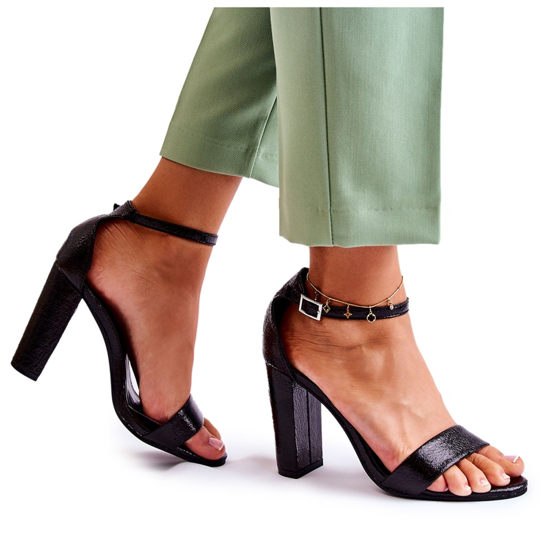 PG1 Klassische Ledersandalen auf einer Bar Black Sallen schwarz