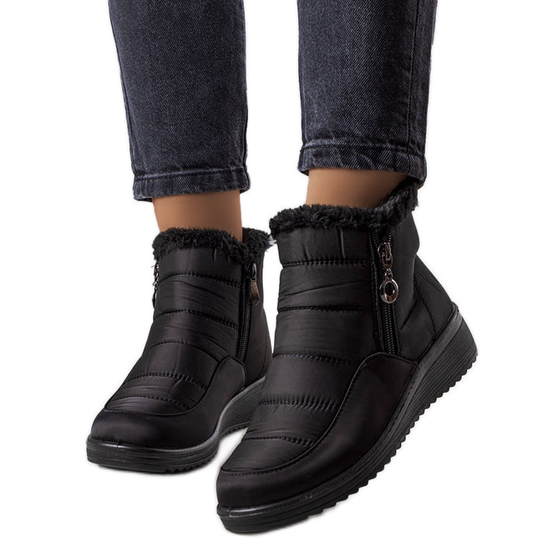 Schwarze isolierte Schneestiefel mit Fell von Blen