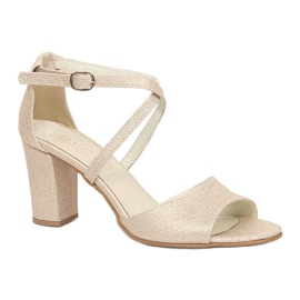 Goldene Damensandalen auf einem Pfosten Azali 2941 beige