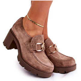 PL5 Elegante Schuhe von Harmell in Dunkelbeige auf einer Säule mit goldener Verzierung