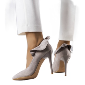 BM Graue Pumps mit Rüschen von Jasmis