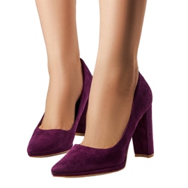 Emmas lila Pumps mit hohen Absätzen
