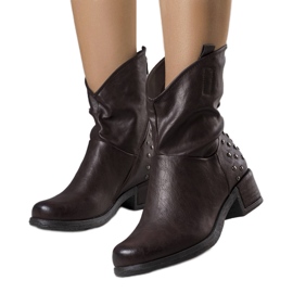 Braune Stiefeletten mit Nieten von Fermis