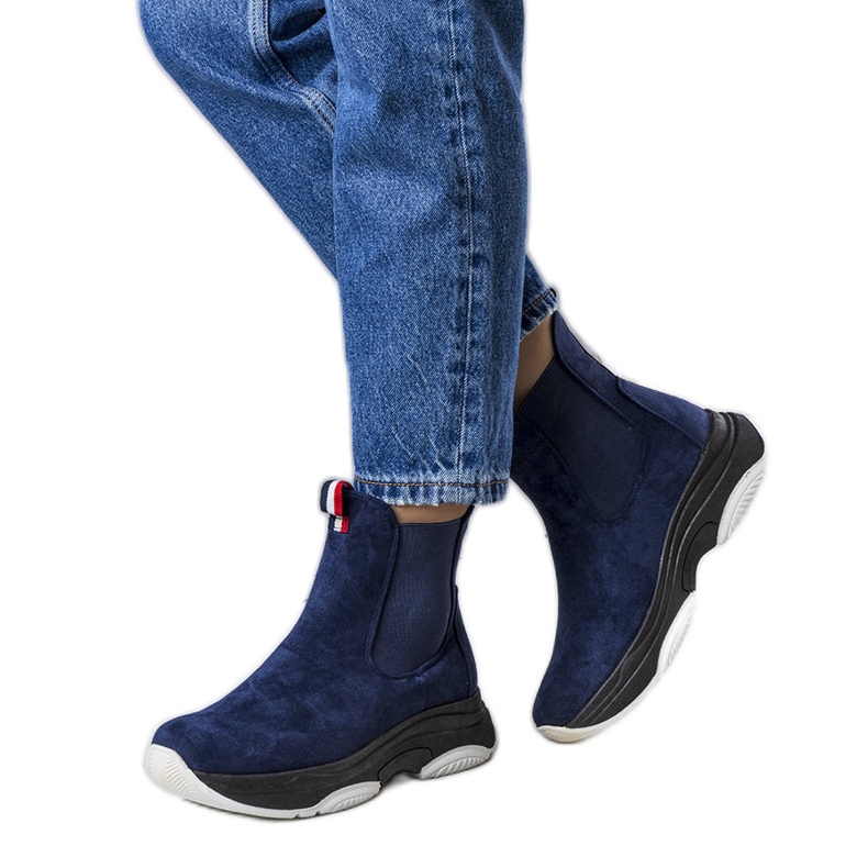 Marineblaue isolierte Stiefel von Takani