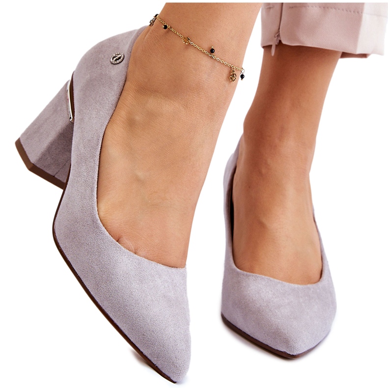 Klassische Wildleder-Pumps mit hohem Absatz und grauen Derren-Verzierungen