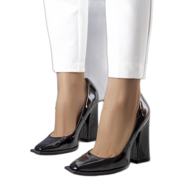 Patelschwarze Lacklederpumps