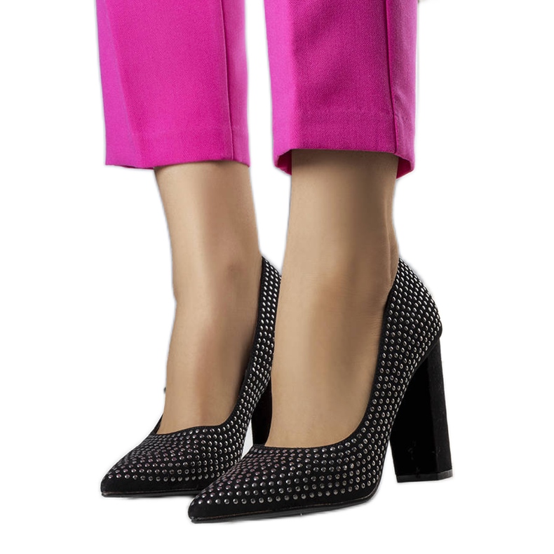 Torins schwarze Pumps auf dem Block