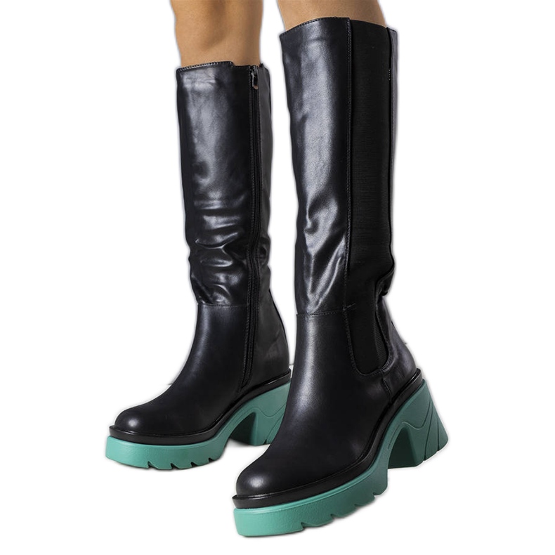 Schwarze Stiefel mit blauer Sohle von Charla