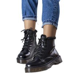 Martoli schwarz isoliert Trapper mit Fell