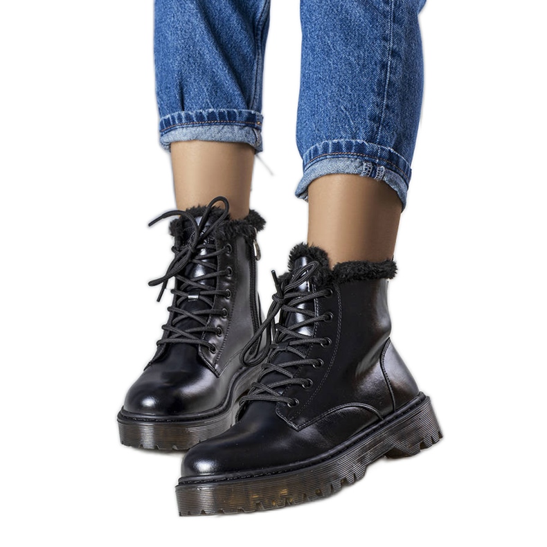 Martoli schwarz isoliert Trapper mit Fell