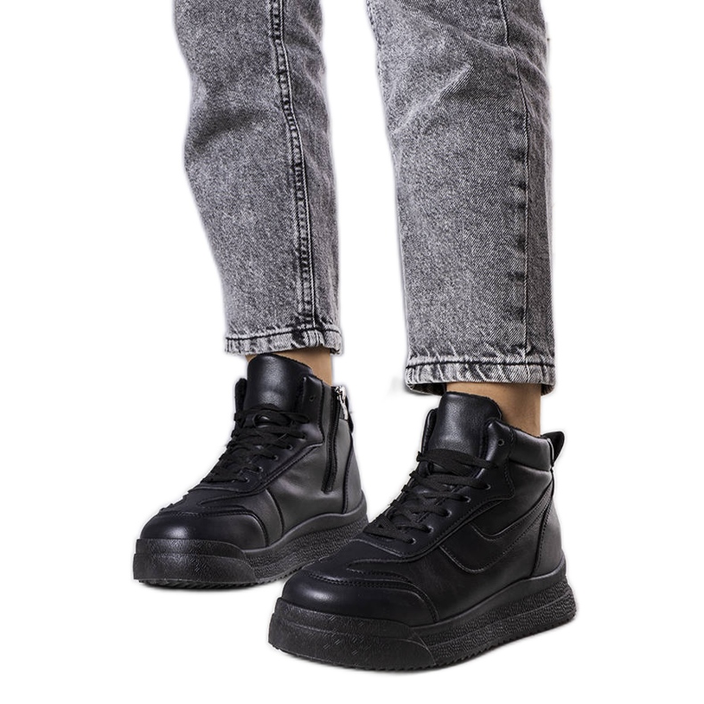 Schwarze isolierte Sneakers von Korti