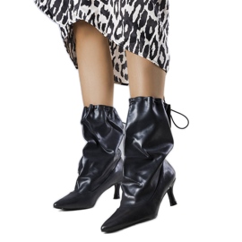 Schwarze Stiefel mit niedrigem Absatz von Jabari