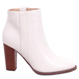 Klassische Stiefel auf der Post Alona Beige
