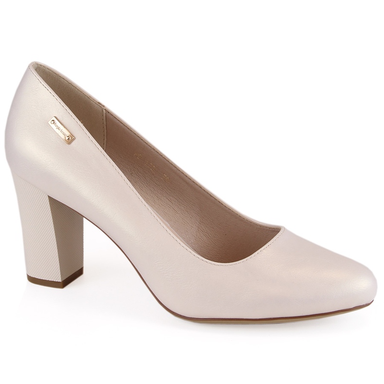 Beige Perlenpumps an einem dekorativen Pfosten von Sergio Leone