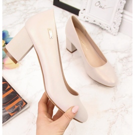 Perlbeige Pumps an einem dekorativen Pfosten von Sergio Leone