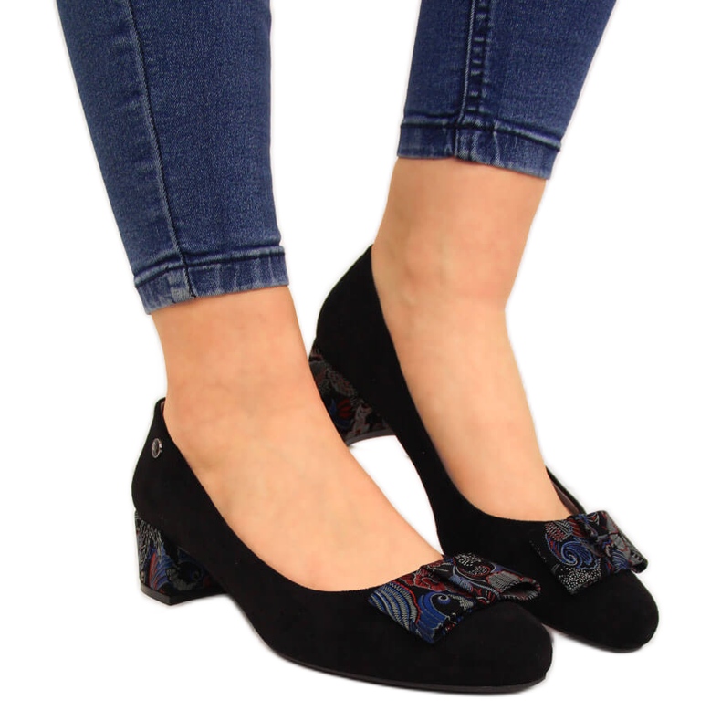 Schwarze Pumps an einer dekorativen Schleife von Sergio Leone