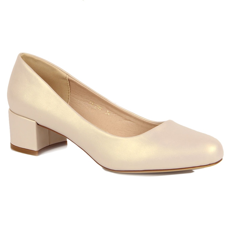 Beige Pumps auf Block von Sergio Leone