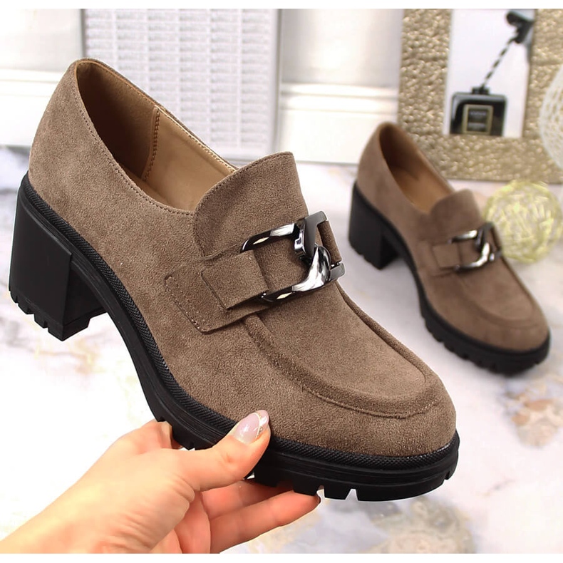 Braune Wildleder-High-Heels mit einer Kette Vinceza 10921