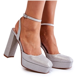 Glitzer -Sandalen von Frauen auf dem silbernen Beitrag silber-