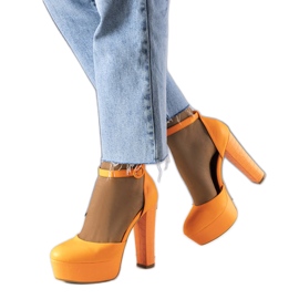 Orangefarbene Neon-Pumps von Joy