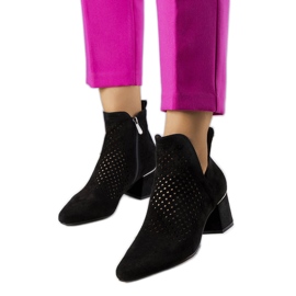 BM Schwarze Stiefeletten mit Lochmuster von Bernadette