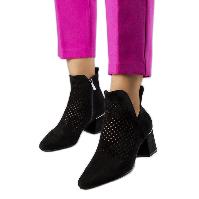 BM Schwarze Stiefeletten mit Lochmuster von Bernadette