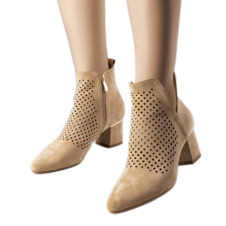 BM Beige Stiefeletten mit Lochmuster von Bernadette