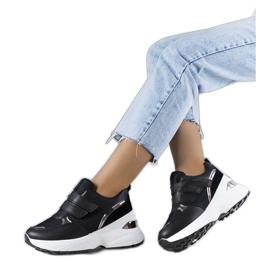 Schwarze Sneakers auf einer massiven Elsie-Sohle