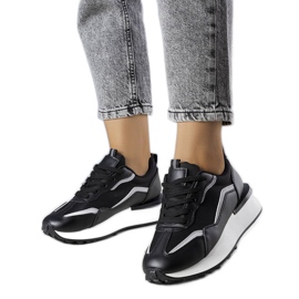 Schwarze Turnschuhe auf der Ada-Plattform