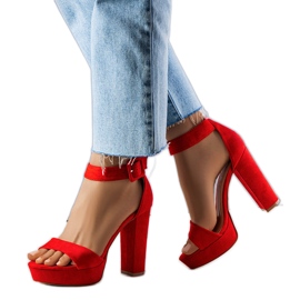 BM Rote Sandalen am Pfosten Josefina