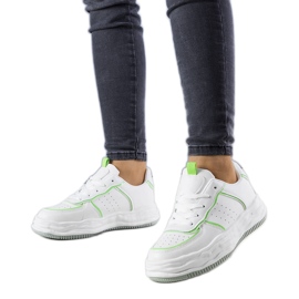 Weiße Sneakers mit grünen Einsätzen von Nettie