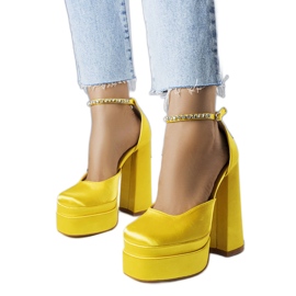 Gelbe Pumps mit hohem Absatz von Elvira