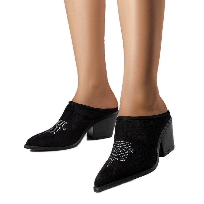 Schwarze Pantoletten mit aufgebauter Vorderseite von Linda