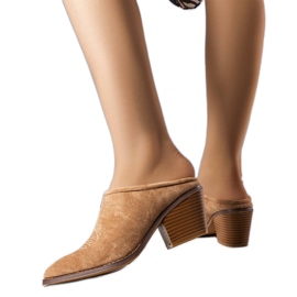 Beige Pantoletten mit aufgebauter Vorderseite von Linda