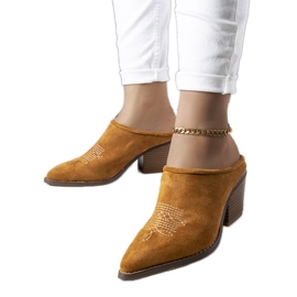 PA1 Braune Pantoletten mit aufgebauter Vorderseite von Linda