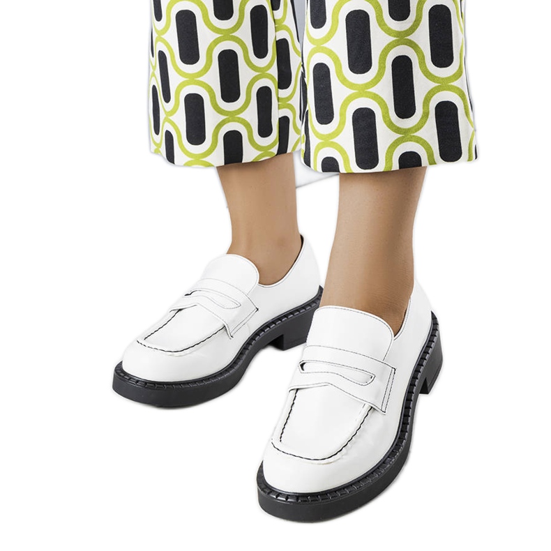 Bl&Ki Viola weiß lackierte Schuhe