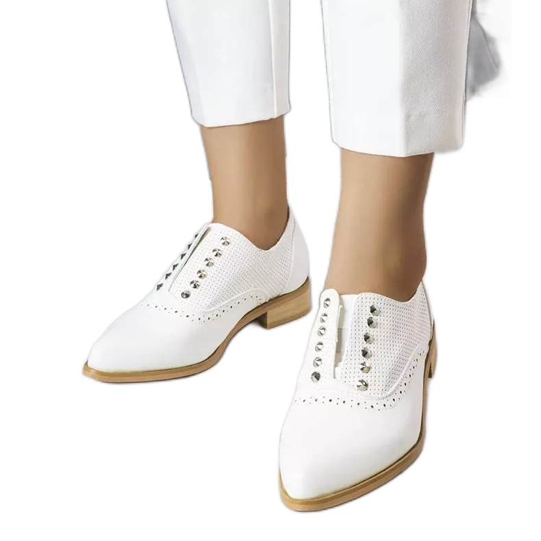 BM Weiße durchbrochene Schuhe mit Nieten von Erin