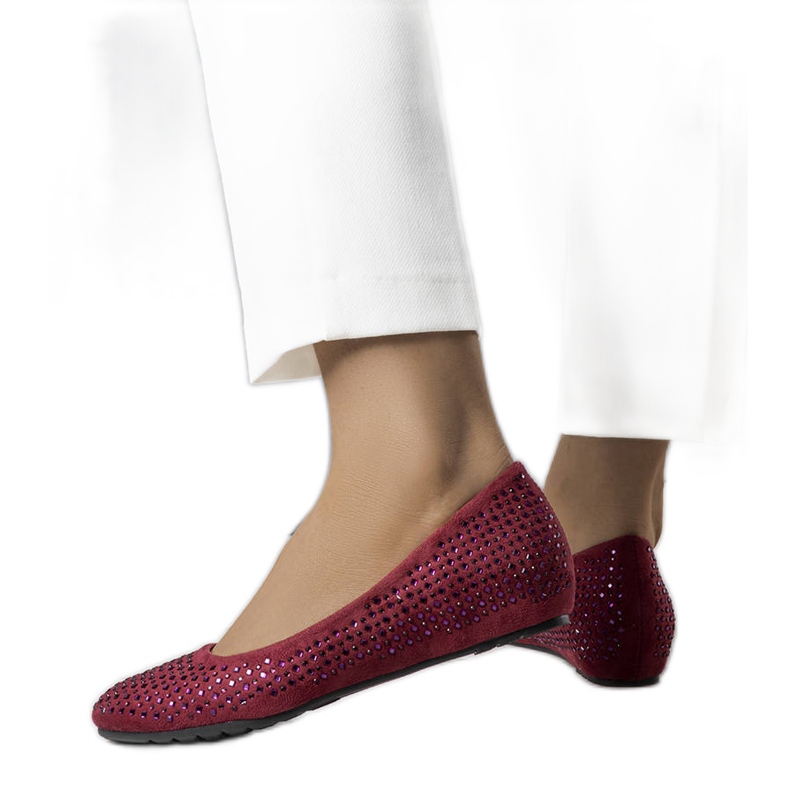 Bordeauxrote Ballerinas mit bezogenem Keilabsatz von Julie