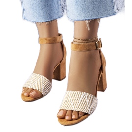 BM Beige Sandalen mit Blockabsatz von Patience