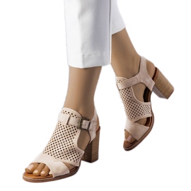 Beige Sandalen mit Lochmuster von Courtois
