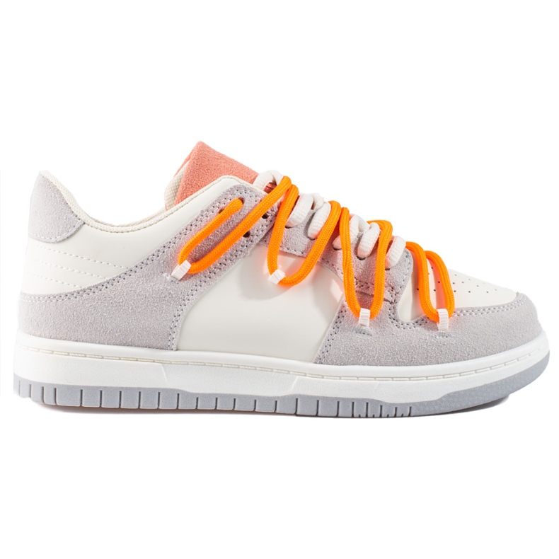 Shelovet Sneakers mit orangefarbenen Schnürsenkeln weiß