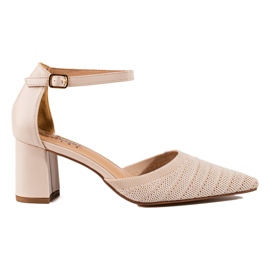 Shelovet Damenpumps auf einem beigen Block