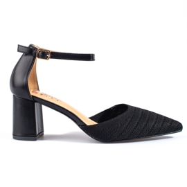 Shelovet Damenpumps an einem schwarzen Pfosten