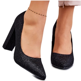 Glänzende Pumps auf schwarzem Absatz