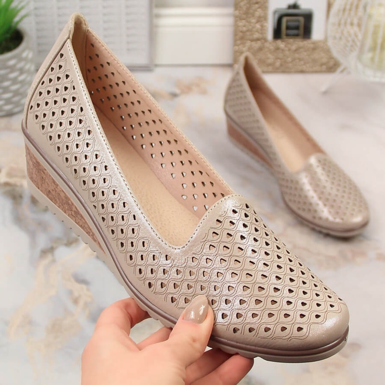 Beige schimmernde durchbrochene Keilschuhe für Damen Potocki SZ12018