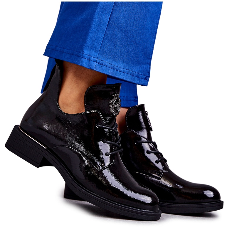 Vinceza Lackierte Schnürstiefel mit Ausschnitten Schwarz Fabiana