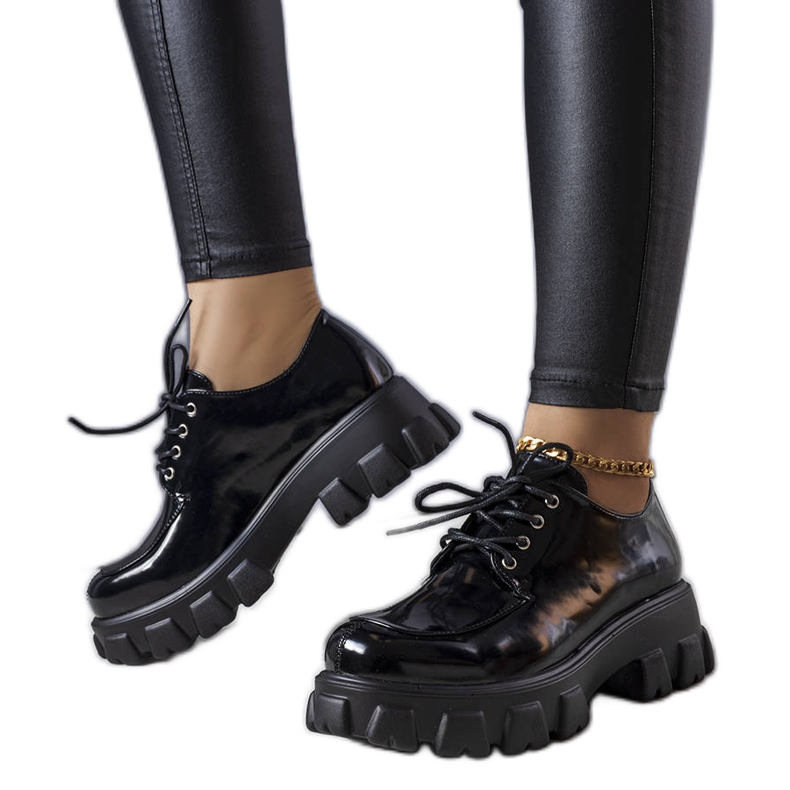 Schwarz lackierte Schuhe von Lynn