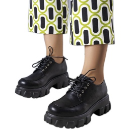 Schwarze Schuhe mit massiver Sohle von Lynn