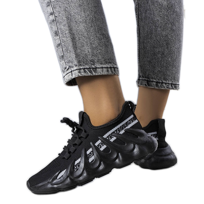 Schwarze Sneaker auf modischer Beth-Sohle