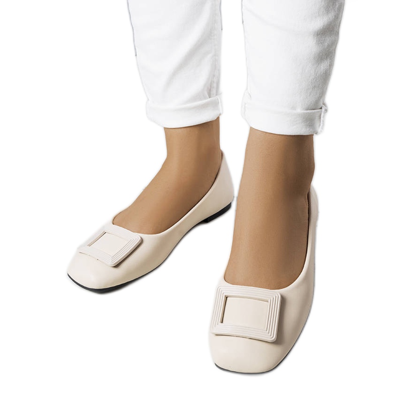 Beigefarbene Ballerinas mit Sheller-Schnalle